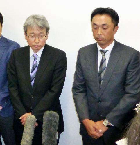 取材に応じる日本野球機構（ＮＰＢ）の調査委の大鶴基成委員長（左）と宮本慎也氏