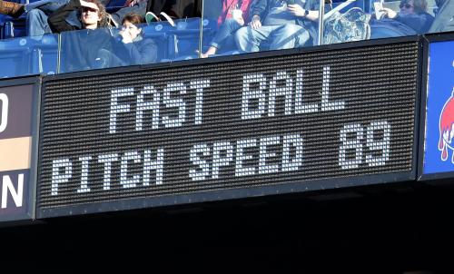 フィリーズ戦の８回、マーリンズのイチローの投球が球場のスピードガンで８９マイルマイル（約１４３キロ）を記録した