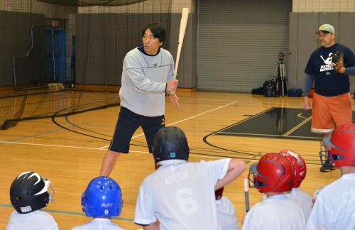 ニューヨークで開催した野球教室で、打撃を指導する松井秀喜氏