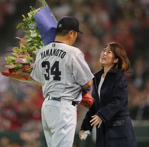 ＜広・中＞現役最後の登板を終えた山本昌は、美智子夫人から花束を受け取る