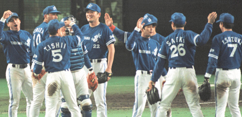 ９８年には佐々木（左から５人目）らとともに日本一に輝いたローズ（左端）