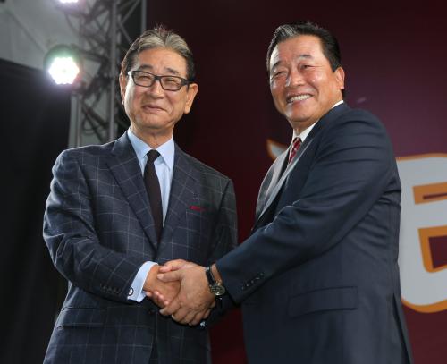 星野球団副会長（左）と握手を交わす梨田新監督