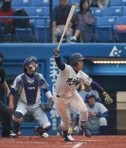 ＜東京六大学リーグ　明大・東大＞７回無死、明大・高山は通算１２８安打となる左中間三塁打を放つ