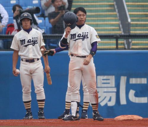 ＜東京六大学リーグ　明大・東大＞７回無死、明大・高山（右）は通算１２８安打となる左中間三塁打を放ち球場の声援にヘルメットをとって応える