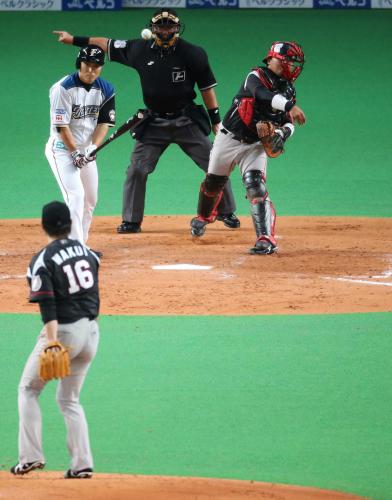 ＜日・ロ＞５回無死一塁、打者・田中の時、田村が中島の二盗を阻止