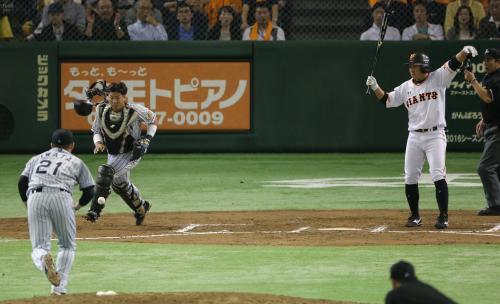 ＜巨・神＞６回１死一、三塁、長野の時、岩田の暴投で三塁走者・坂本が生還。捕手・梅野