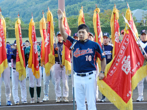 選手宣誓する香川代表アニーズの西山主将