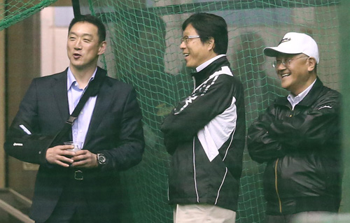 １３年の宜野座キャンプで談笑する（左から）金本氏、南球団社長、坂井オーナー
