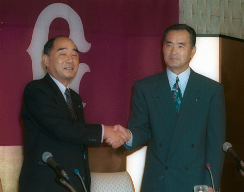 ９２年、保科代表（左）と就任会見を行う長嶋新監督