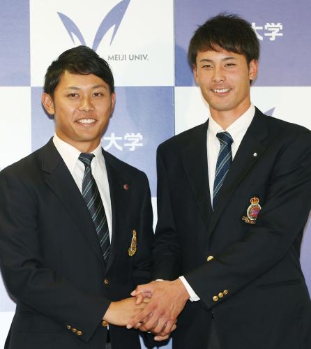 阪神から１位指名された明大の高山俊外野手（左）と日本ハム１位指名の上原健太投手