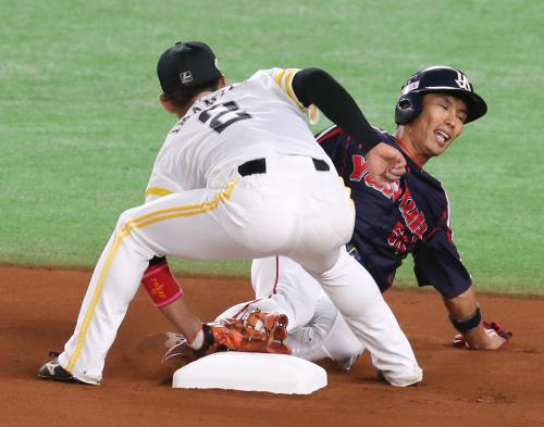 ＜ソ・ヤ＞初回無死一塁、打者・川端の時、一塁走者・上田が二塁盗塁を狙うもタッチアウト