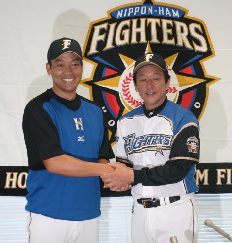 日本ハム・高橋捕手コーチ兼打撃コーチ補佐（左）とガッチリ握手する栗山監督