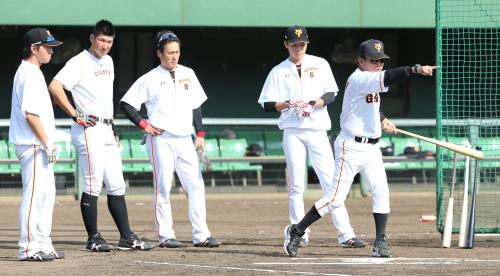 内田コーチ（右端）の指導を受ける（左から）長野、大田、片岡、坂本