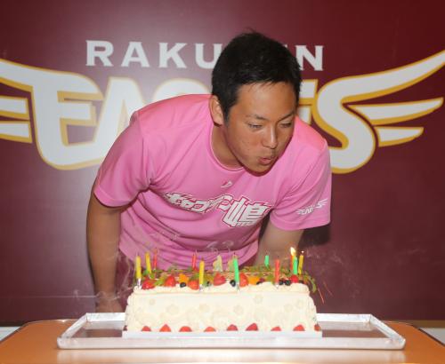 球団と報道陣から贈られた誕生日ケーキのろうそく２０本を消す松井裕