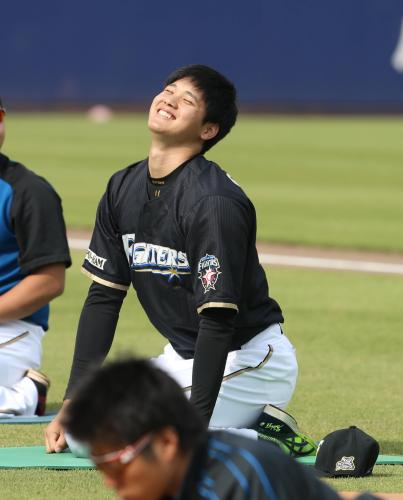 練習中、笑顔を見せる日本ハム・大谷