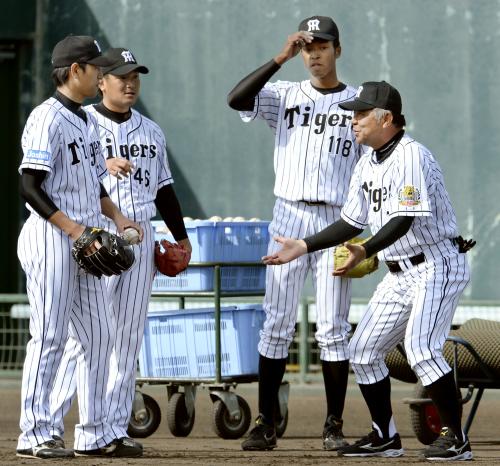 投手陣を指導する阪神の掛布２軍監督（右端）