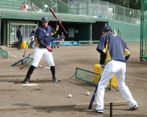 秋季キャンプで、高橋打撃コーチ（右）から指導を受けるオリックスの糸井