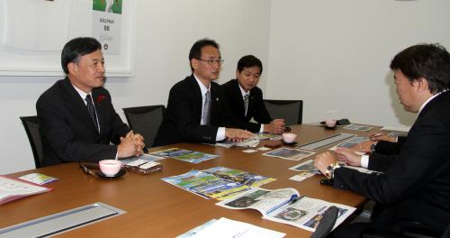 草薙球場での公式戦開催を要請した難波副知事（手前）ら関係者。右端は島田球団代表