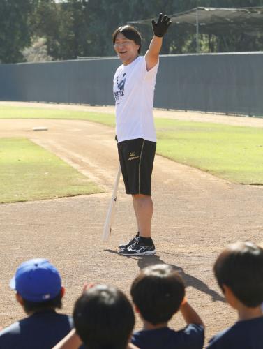 野球教室で子どもを指導する松井秀喜氏