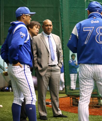 秋季練習を視察したラミレス監督は（左から）坪井、小川打撃コーチ、進藤ヘッドコーチと話し込む