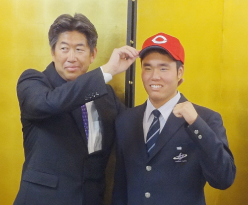広島からドラフト３位で指名を受けた花巻東・高橋（右）は合意に笑顔