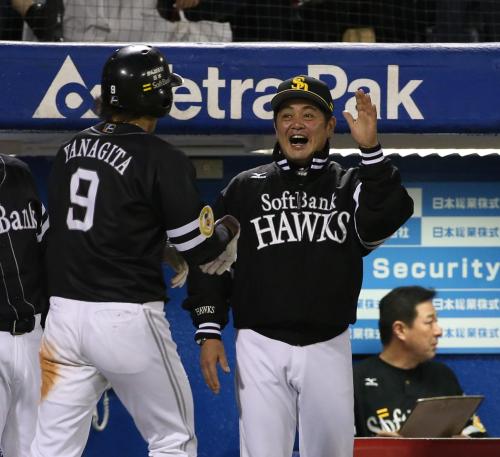１０月２８日の日本シリーズ第４戦、３回無死満塁、ソフトバンク・李大浩の適時二塁打で生還した柳田（左）を出迎える工藤監督