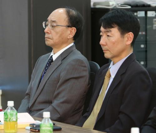臨時実行委員会に出席する巨人・山岸連盟担当・総務本部長（左）と森田法務部長