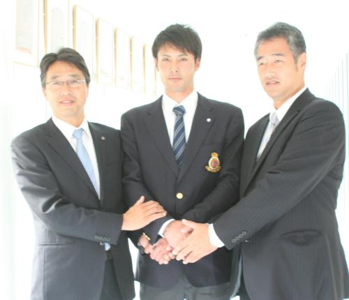 日本ハムと仮契約を結んだ明大・上原（中）は大渕隆アマスカウトディレクター（左）、木田優夫ＧＭ補佐とガッチリ握手