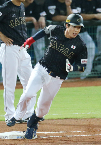 ＜ドミニカ共和国・日本＞初回２死、山田は三塁線を破る二塁打を放つ