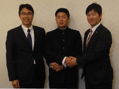 仮契約を終え、大渕スカウトディレクター（左）、岩舘スカウト（右）と握手する日本ハム６位指名の横尾