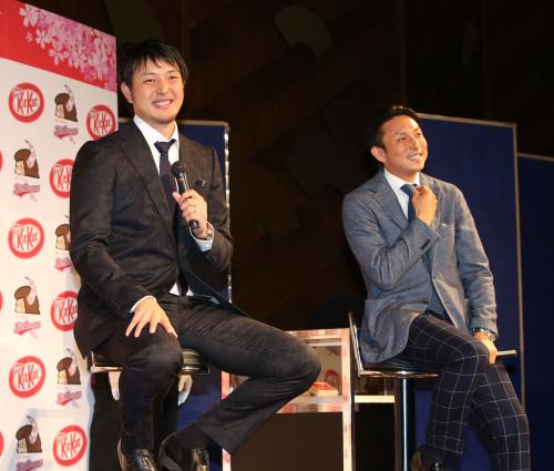 トークセッションで笑顔を見せる岩隈（左）と川崎