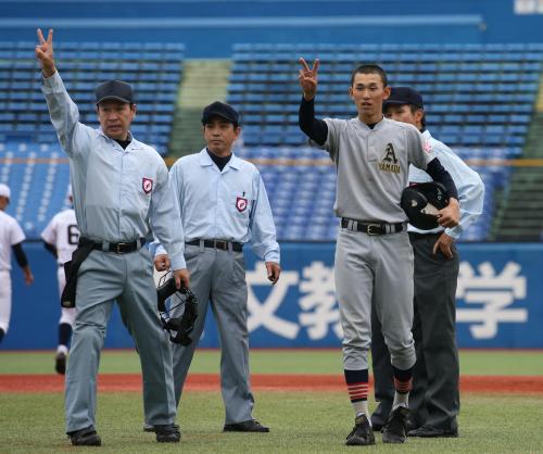 ＜青森山田・東邦＞１回２死二塁、青森山田・三森（右）の打球は、本塁打の判定から二塁打へ覆り、ベンチに伝える