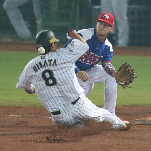 ＜日本・プエルトリコ＞７回無死、平田は右中間三塁打を放ち、送球を頭に受けながらスライディング