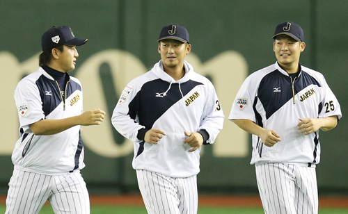 東京ドームでの練習でランニングする（左から）沢村、中田、筒香