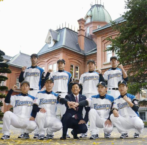 日本ハムが新入団発表 １位指名の明大 上原 自分の色出したい スポニチ Sponichi Annex 野球