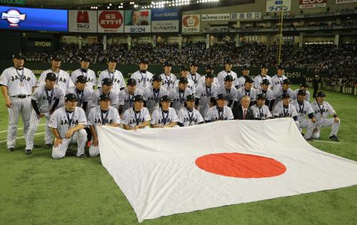＜日本・メキシコ＞３位になった日本代表ナインは日の丸の前で記念撮影