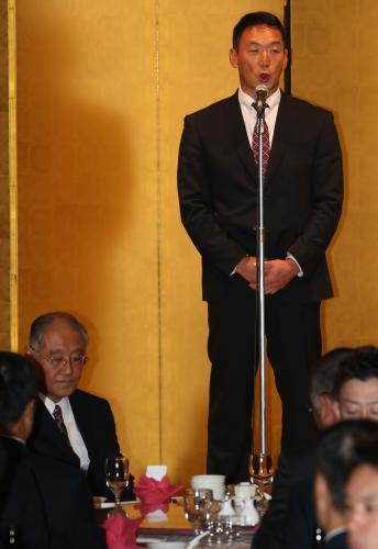 坂井オーナー（左）の前で来季にかける決意を語った金本監督