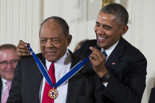ウィリー・メイズ氏（左）は米国のオバマ大統領から大統領自由勲章を贈られる　（ＡＰ）