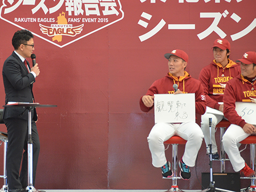立花社長（左）はゲストＭＣとして嶋らとトークショーに参加