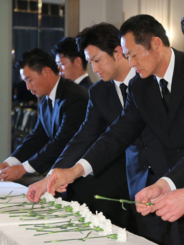 松原さんの祭壇に献花する（右から）中畑氏、巨人・高橋監督