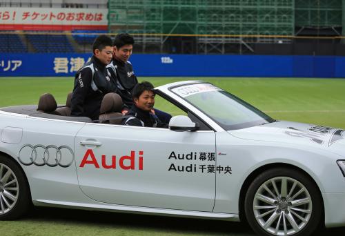 ロッテの新入団選手施設見学で（左から）成田、原を乗せてリリーフカーを運転する信楽