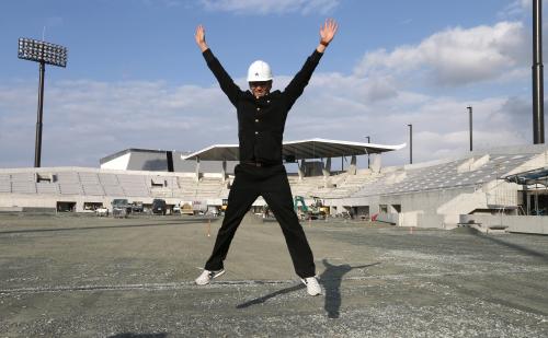 「ＨＡＷＫＳ　ベースボールパーク筑後」を視察し建設中の球場を背にジャンプする高橋