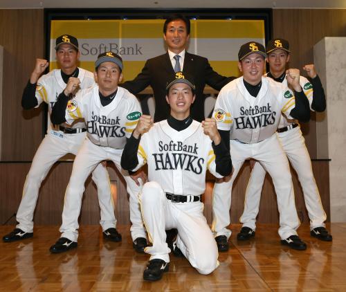 笑顔でポーズを取る（左から）中村、児玉、野沢、樋越、渡辺の５選手。中央は小川育成・編成部部長兼スカウト室室長