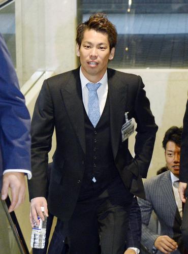 大阪市内で開かれる会合に訪れた、米大リーグ移籍を目指すことが決まった広島の前田健太投手