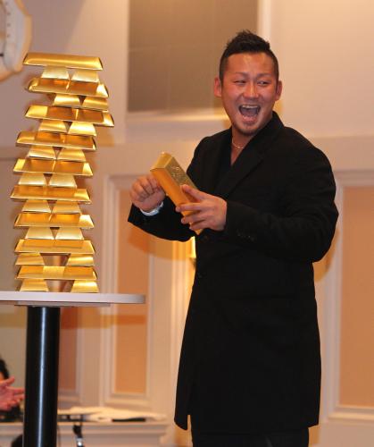 札幌市内のイベントに参加し、金の箱を積み上げるゲームで笑顔の中田