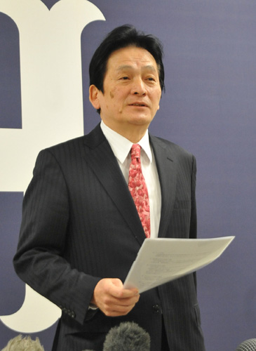 前田健のポスティングシステムでのメジャー挑戦容認を発表した広島・鈴木球団本部長
