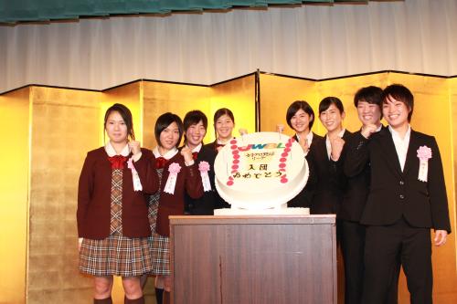 入団を記念して送られた特製ケーキの前でポーズをとる加藤優（右から４人目）ら新入団選手