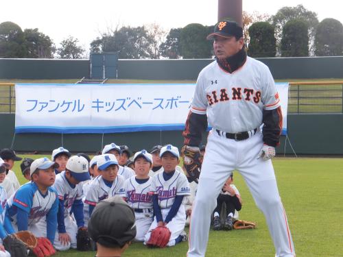 巨人の原前監督と佐賀県内で野球教室を行ったスポニチ本紙評論家の吉村氏
