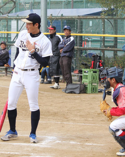 小学生投手を相手にファウルでカットし、危うく三振をのがれた吉田雄は思わず胸をなでおろす