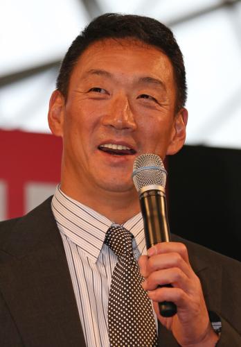金本監督は「大阪モーターショー」のトークショーで笑顔で話す